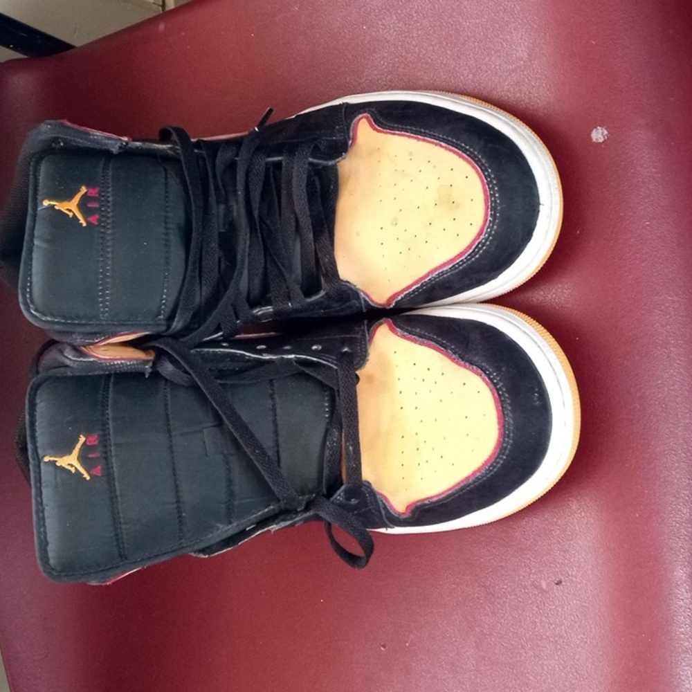Nike Air Jordans 1 Mid SE